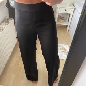 Byxor - Fina kostymbyxor med dragkedja i sidan! 