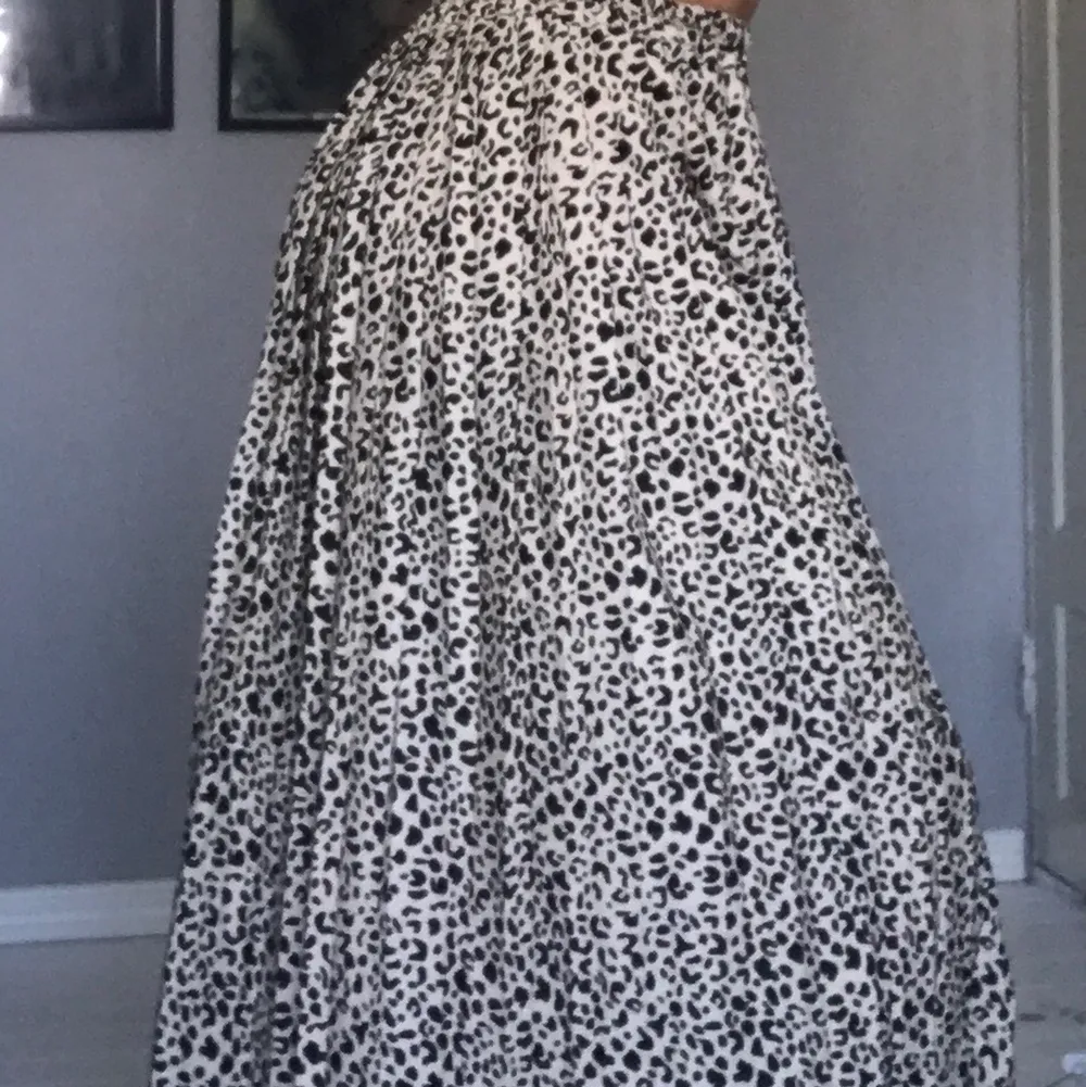 En leopardmönstrad kjol som går i färgerna beige och svart! I nytt skick!✨. Kjolar.