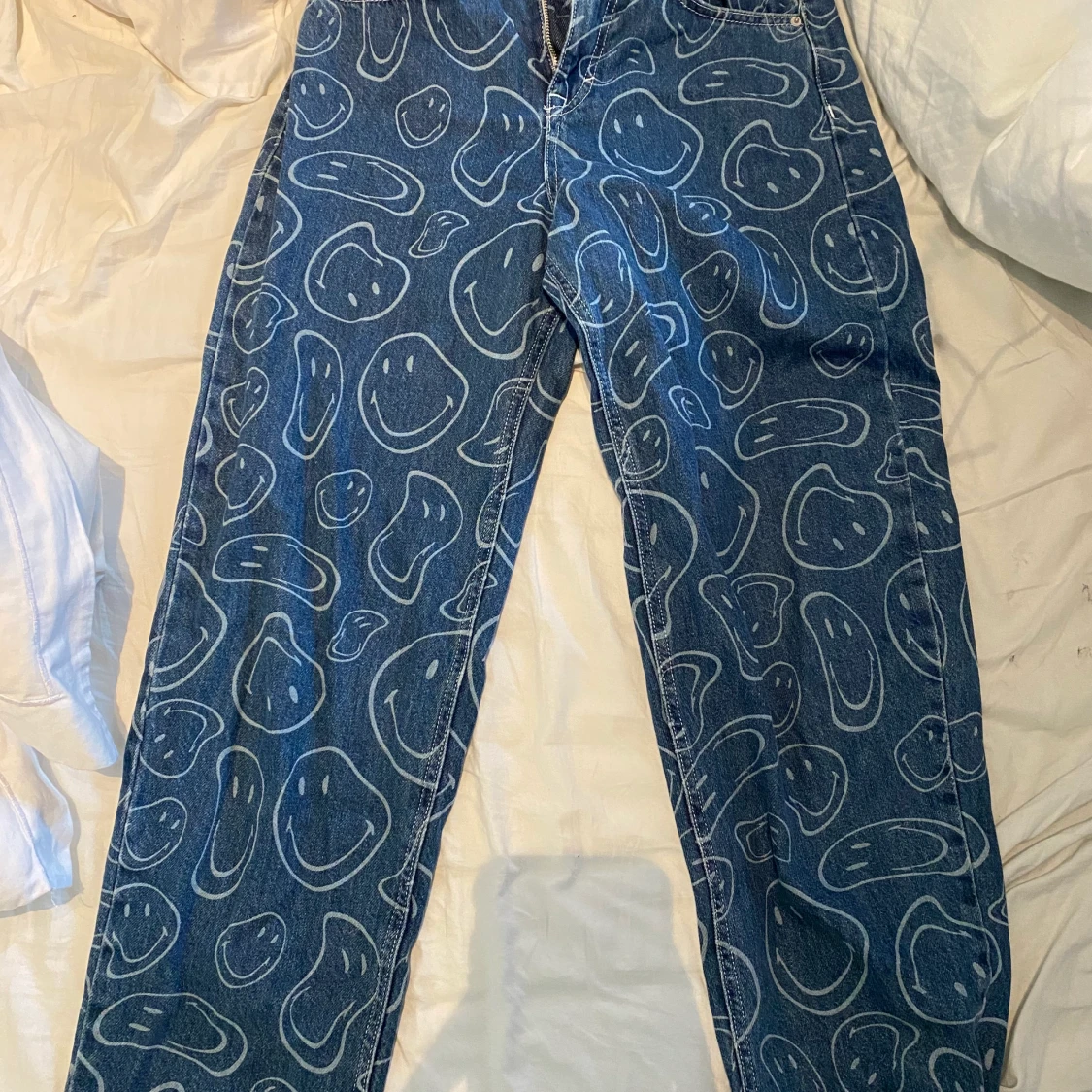 coola jeans med ”blekt” tryck