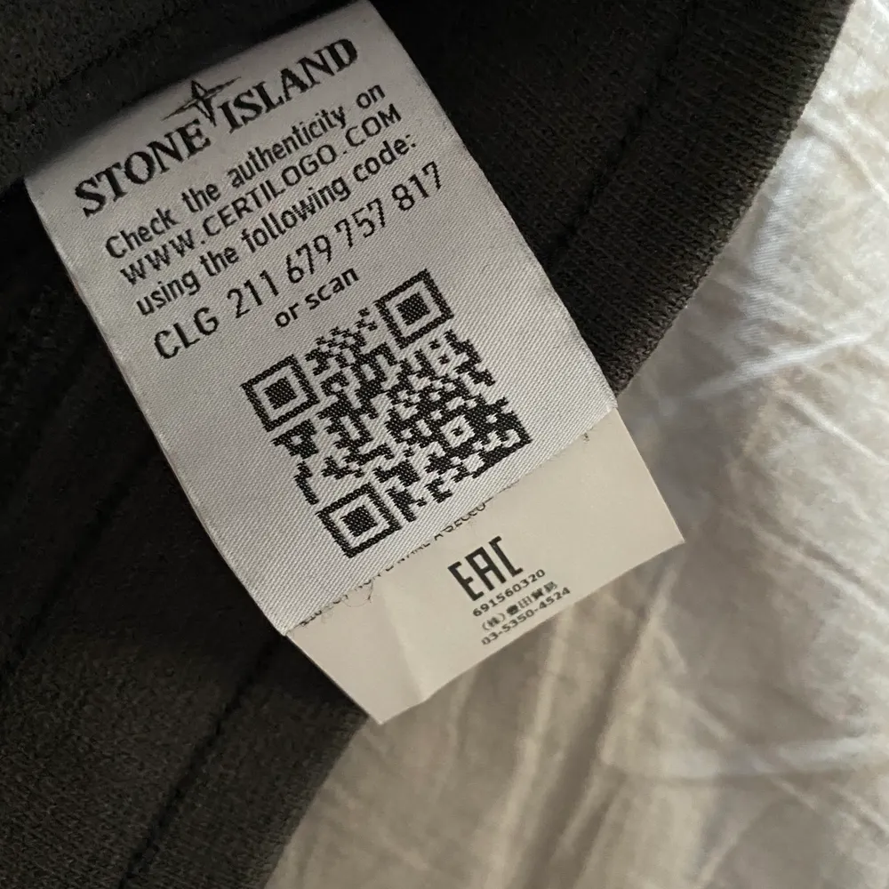 Säljer mina Stone Island byxor som jag köpte på Farfetch, de är i bra skick. Storlek S. Skriv för fler bilder eller andra frågor. Jeans & Byxor.