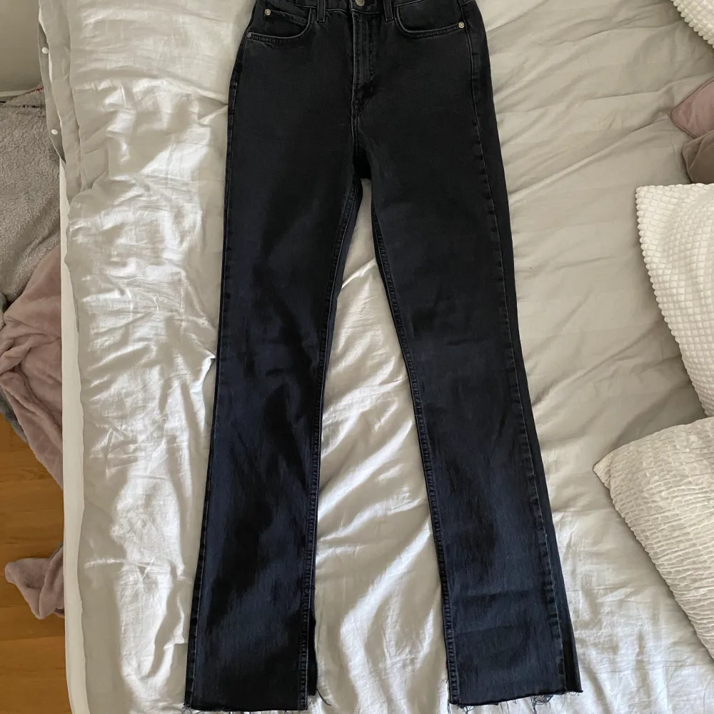 Slutsålda gråa raka jeans från Zara som har en slits längds ner. Superfina men lite för små därför säljer jag de. Storlek 36.⚡️ 350kr + frakt (1:a bilden är lånad). Jeans & Byxor.