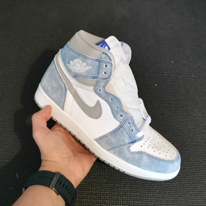 Nike Air Jordan 1 High - Strl 41 - Nike Air Jordan 1 Retro High OG - Hyper Royal.  DSWT - Helt nya och oanvända.  Storlek 41, US 8.  Skickas med originalbox dubbelboxat.