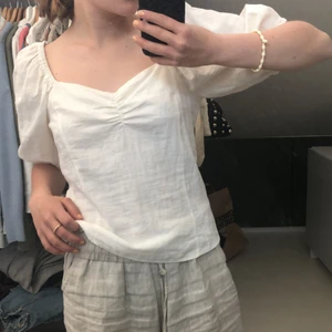 HM topp - Fin topp i nyskick, alla lappar kvar. I linne material, Liten i storleken. Hör av dig vid frågor, fraktar eller möts upp!💕 Nypris 199kr