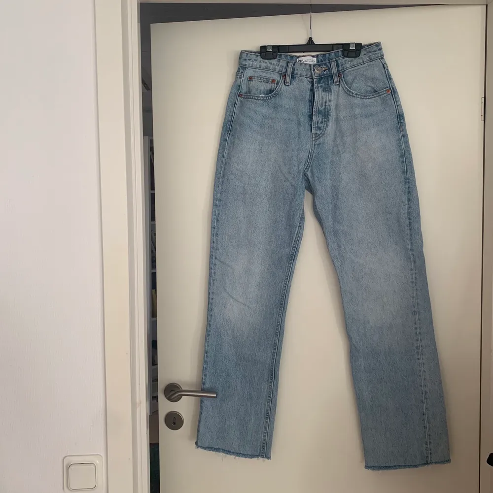 Blåa jeans från Zara med medelhög midja, strl 36. Har klippts av, jag är 168 cm se sista bild för referens. . 150 + 66 kr frakt  . Jeans & Byxor.