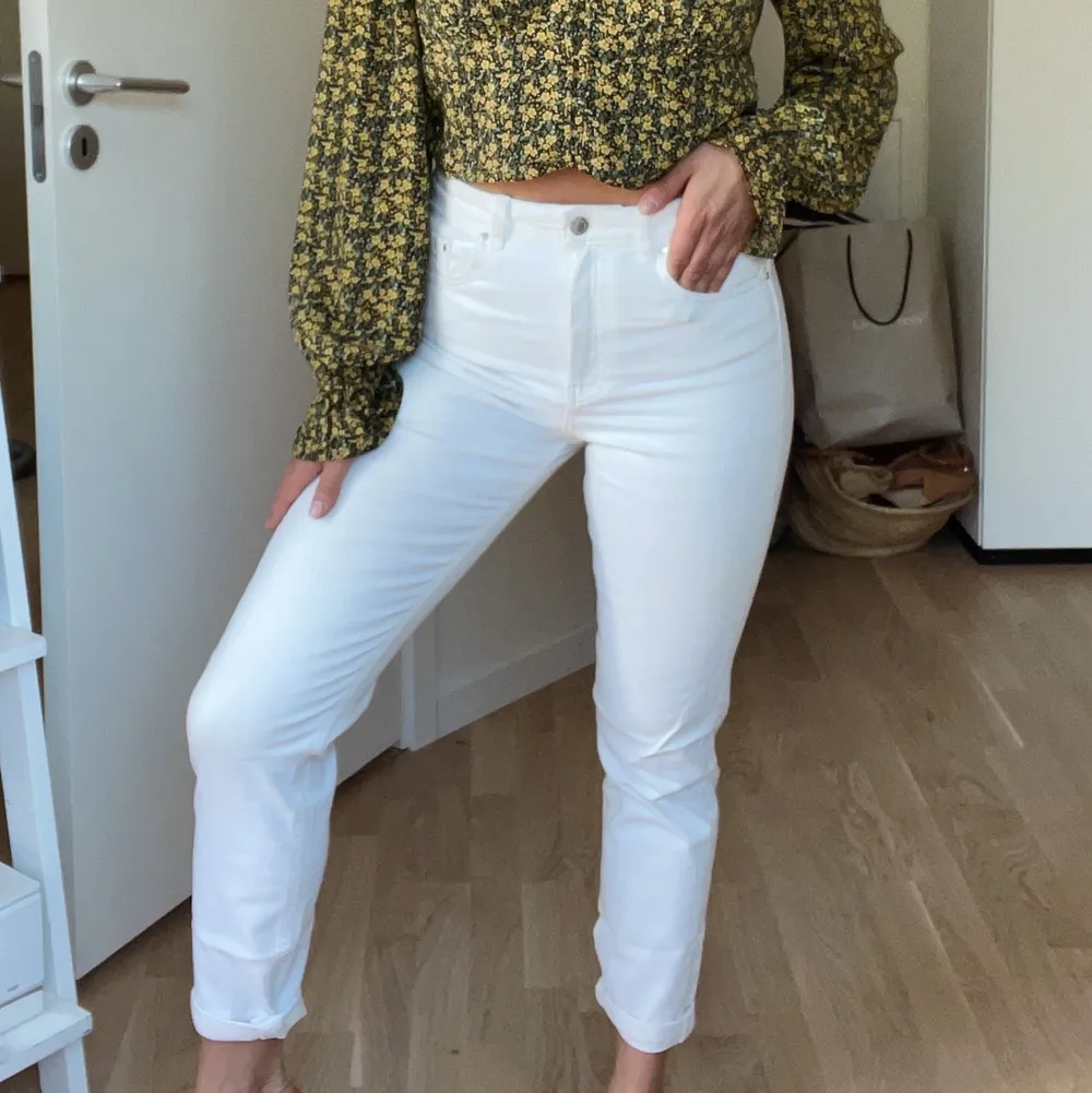 Vita jeans i en snygg momjeans-modell, nyskick. Stretchigt & skönt material. Jag ligger mellan S & M i storlek. . Jeans & Byxor.
