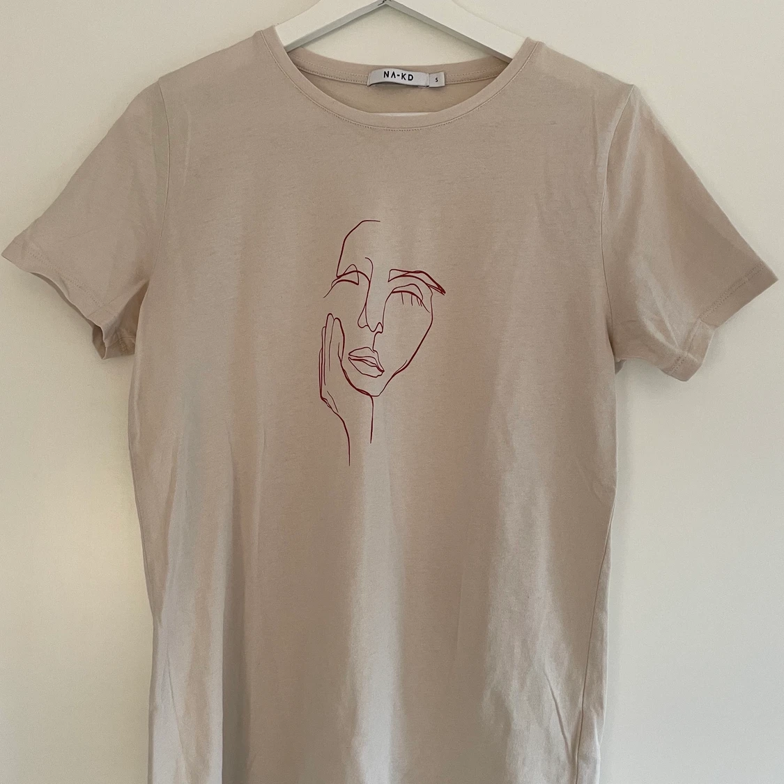 Beige T-shirt med tryck - 91