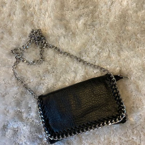 Fin Tiamo väska💞 - Säljer min super fina väska som är i super fint skick💞Väskan har justerbara band och med olika fack inuti💞💞