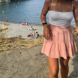 Somrig kjol💖💖 - Superfin och somrig kjol från hollister☀️ sitter superskönt och är den perfekta längden på en kortkjol. Fler bilder kan får vid intresse! Köparen står för frakt🥰