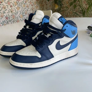 37,5 - Fina jordans 1 använda 3-5gånger. I fint skick!