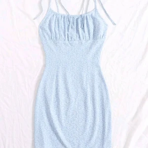 Söt klänning  - Super söt klänning från Shein, köpt för 110 kr och säljer då den tyvärr var för liten. Köparen står för frakt!