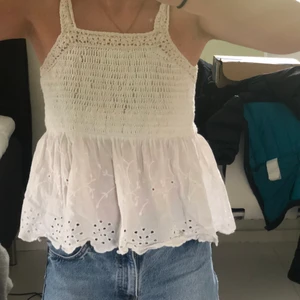 Sommar topp - Så söt sommartopp ifrån zara köpt i Spanien. Älskar men den har tyvär blivit lite liten nu. Är i storlek 140 men passar en xxs 