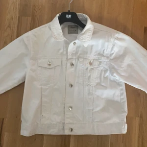 Vit jeansjacka  - Säljer min vita jeans jacka, köpt i london för 500kr 2018 , säljer pga ingen användning , storleken är i 44 men skulle säga att den är 40 om man vill ha den lite större, passar även S/M