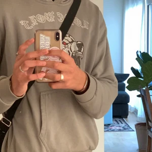 Rhinestone hoodie - Säljer min rhinestone hoodie från “Detached London” eftersom den är för liten. Köpte den i november 2019 och den är limited edition så finns inte längre. Det är storlek Medium. Skriv om ni vill ha mer information eller bilder :) 