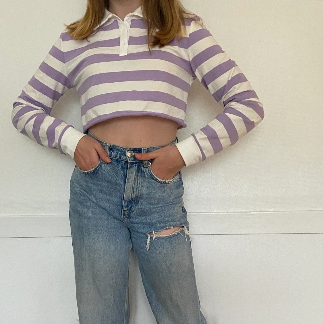 Långärmad lila top-tröja.