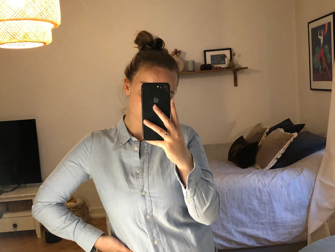 Snygg ljusblå skjorta