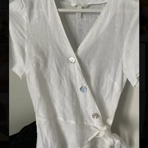 Kortärmad blus i linne - Säljer min knappt använda blus i 100% linne från h&m. 