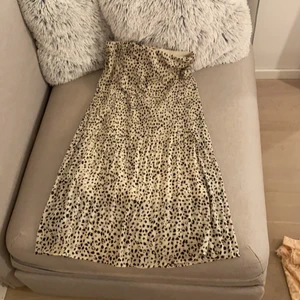 jätte söt kjol - jätte gullig kjol. I storlek Xs men den passar även en S. kostar 200 kr då ingår frakt. Buda om ni vill!