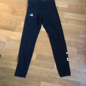 Träningstights  - Svarta Adidas träningstights som använts några gånger men är i bra skick. Jättesköna:) 