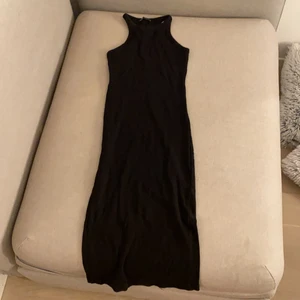 tajt svart klänning 👗  - skön klänning i storlek S. Kostar 150kr frakten ingår i det priset! 