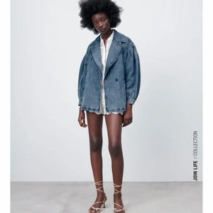 Jeanskavaj  - Jeanskavaj från Zara, slutsåld i S. Så fin till sommaren! Aldrig använd och lapparna sitter kvar. Skriv privat för fler bilder. Ordinarie pris: 560kr 