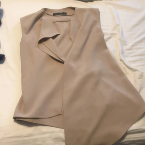 Kappa/väst  - Hej! Jag säljer min kappa/väst från zara women i storlek M skälet till detta är att det är för liten  