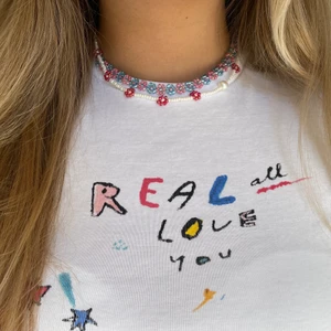 Söta halsband - Söta blomhalsband som är såå fina till sommaren 🌺 38 cm långa med 5 cm förlängningskedja. Kan måttbeställas. Görs av mitt företag @abbronzarejewellery på Instagram 🌈