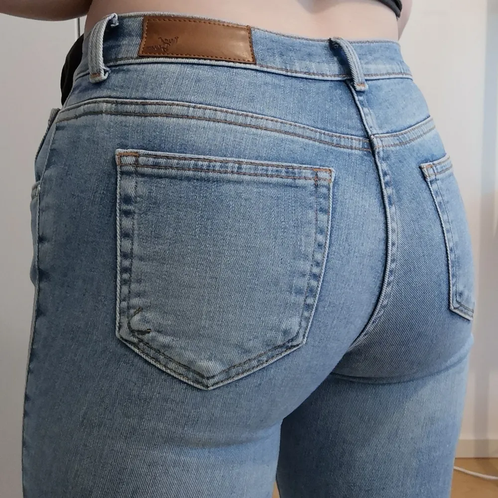 Säljer dessa low waist/mid waist jeans från bikbok då de aldrig kommer till användning. Har använt de typ 2 gånger max och köpte de för ca. 1-2 år sedan så vet inte om de finns kvar i butik! 💙. Jeans & Byxor.