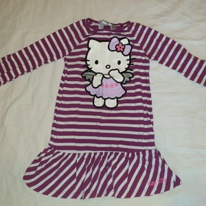 Lila barnklänning hallo kitty - Lila barnklänning hallo kitty