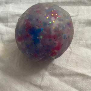 Orbeez stressboll - En väldigt skön stressboll som kan lysa i rött och grönt🌸