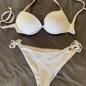 Vit bikini från H&M storlek XS/S - Supersöt vit bikini från H&M som man ser jättebra ut i! Överdel: stl 70B. Underdel: stl 36. Använd två gånger men tvättad såklart. 75 kr exkl frakt. Kan mötas upp i Stockholm. Kan samfrakta om ni vill köpa fler saker av mig! Kontakta mig om ni har några frågor :)