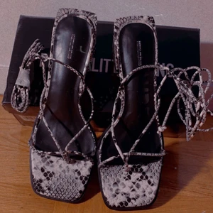 Square Sandals  - Helt nya ”snake print square sandals” i storlek 38 (UK 5).  Fint skick. Skriv om du är intresserad eller har frågor🤍 