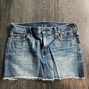 Levis jeanskjol - Levis jeans kjol i storkök 25, passar mig som har xs/s