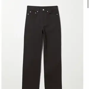 Jag säljer mina svarta jeans ifrån weekday modellen Rowe i stay black! Använda 3 gånger alltså som nya. Nypris = 500. Köparen står för frakt eller så kan jag mötas upp i Stockholm. 