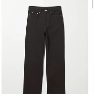 Weekday Rowe stat black  - Jag säljer mina svarta jeans ifrån weekday modellen Rowe i stay black! Använda 3 gånger alltså som nya. Nypris = 500. Köparen står för frakt eller så kan jag mötas upp i Stockholm. 