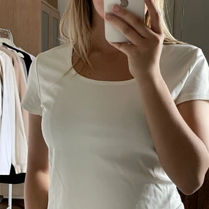 T-Shirt - Vit t-shirt från bikbok. Aldrig använd.