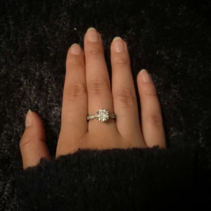 Ring - Aldrig använd! Fake diamant ring. Ringens diameter är cirka 1,6 cm! 