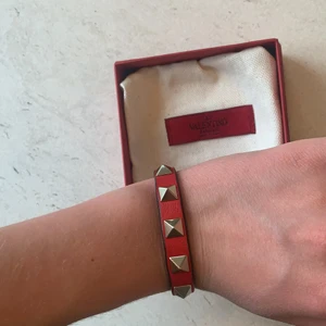 Rött valentino armband  - Guldiga nitar, påse och box följer med. Kan säkert leta upp kvitto om det behövs :)