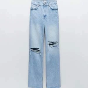 Zara jeans med hål storlek 36 - Säljer mina zara jeans som endast är testade då dem inte passade just min passform. Alltså i nysckick. Lappen är kvar. Säljer för 200kr + spårbar frakt 