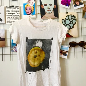 Zadig & Voltaire t-shirt - Skitball, sparsamt använd, vit t-shirt med ett modernt tryck av författaren Voltaire från märket Zadig & Voltaire. T-shirten är som många andra Zadig-plagg vackert tunna och melerade i sitt t-shirttyg, och har en ”vintage-känsla” över sig genom medvetet ”slitage” i både krage och i tröjans nederkant. Köpt för: 1 100kr  Säljer för: 300 kr