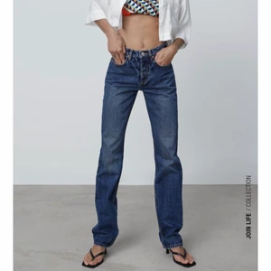 Mörkblåa raka jeans  - Säljer dessa snygga, populära och slutsålda jeans från zara! Helt nya med prislapp kvar, tänkte kolla om någon vill köpa dom, annars skickar jag tillbaka😁 Strl 36, frakt står köparen för ❤️🚚 (sista bilden är lånad)