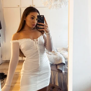 Klänning från Nelly strl xs - Endast testad. Lapparna kvar.