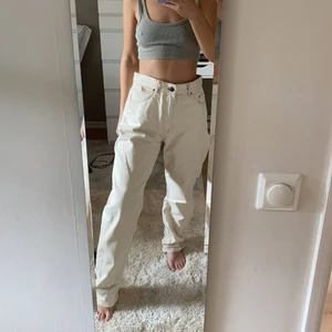 Beigea jeans  - Beiga jeans från nelly. Alldeles för stora för mig nu därför jag säljer🤎