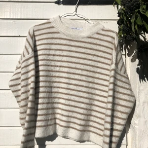 Stickad tröja NA-KD - Stickad, randig tröja från NA-KD i storlek M. Aningen nopprig, annars i fint skick 🧡