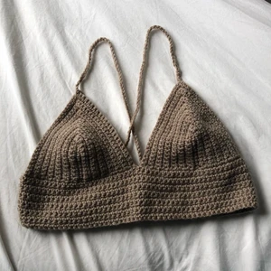 Virkad topp - Virkad topp som jag gjort själv. Storlek XS-S. Justerbar i ryggen. Frakten ingår i priset!📦💕