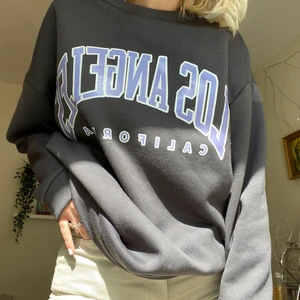 Grå sweatshirt  - Jättesnygg och trendig sweatshirt från Shein! Använd 2 gånger och är i jättebra skick. Sitter fint och är varm och skön!