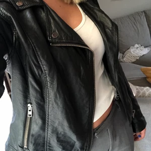 Vintage skinnjacka  - Säljer denna asballa skinnjacka från Emmaus, second hand! Kan antingen mötas i Stockholm city, eller skicka via posten. Obs, ett litet hål på sista bilden, men syns inte när man har jackan på sig 