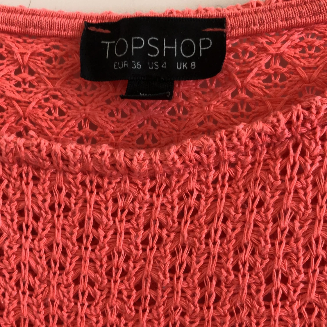 Stickad kortärmad tröja i korallrosa  - 91