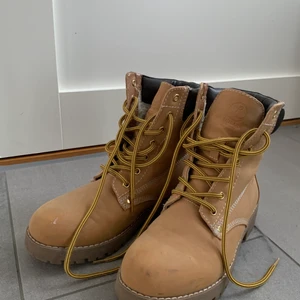 Timberland kängor - Timberland imitation som är knappt använda! Köparen står för frakt!