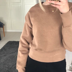 Tröja - Säljer denna fina tröja som är i färgen brun. Har detaljer på axlarna. Storlek: S
