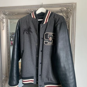 stussy  - pga flytt måste jag göra av mig med massor av kläder, bl.a min baseball/collage jacka från Stussy. Finns att hämta på st.eriksplan, eventuellt träff inne i stan, annars betalar köparen för frakten. 